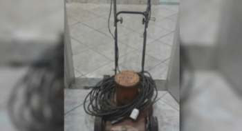 Idoso morre ao levar choque enquanto cortava grama